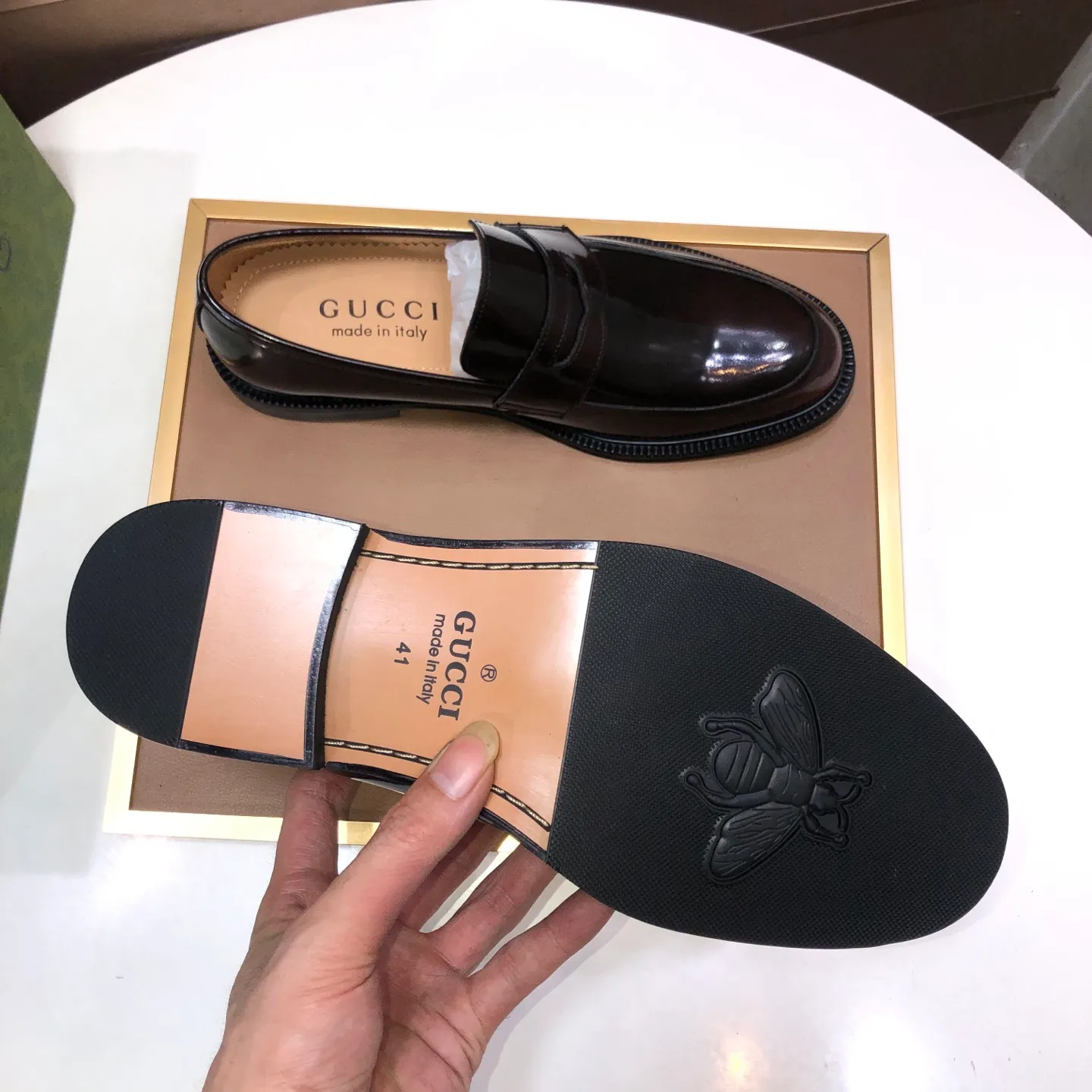 Factory batch 500💰Italy’s top luxury men’s shoe giant (GUCCI) (Gucci) (full cowhide lining) new arrival🍃Original European style🔰 Pleasant to the eye😍In order to make the shoes more durable and non-deformable🌀The production continues to follow traditional methods but there is still no lack of innovation💪The original sheepskin is selected for the leather♻️Smooth, natural and extra bright⭐Made of imported cowhide The rich man’s first choice 38-45 (45 customized)